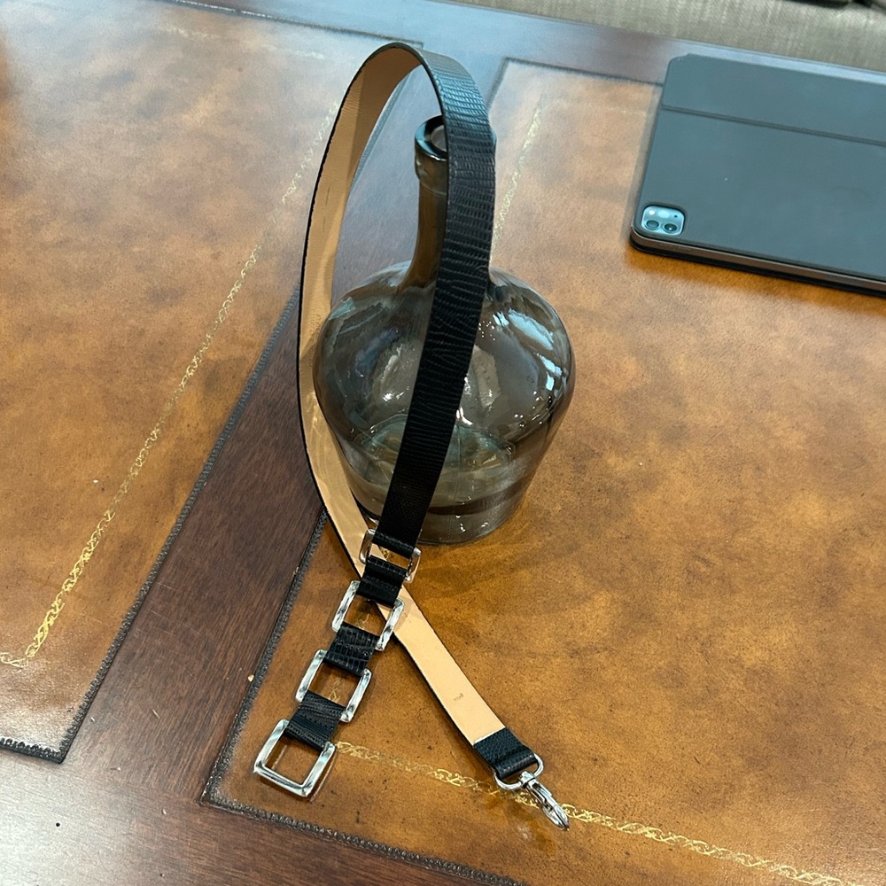 Harold Powell Vintage leather belt. Made in Italy black. Clasp adjustable